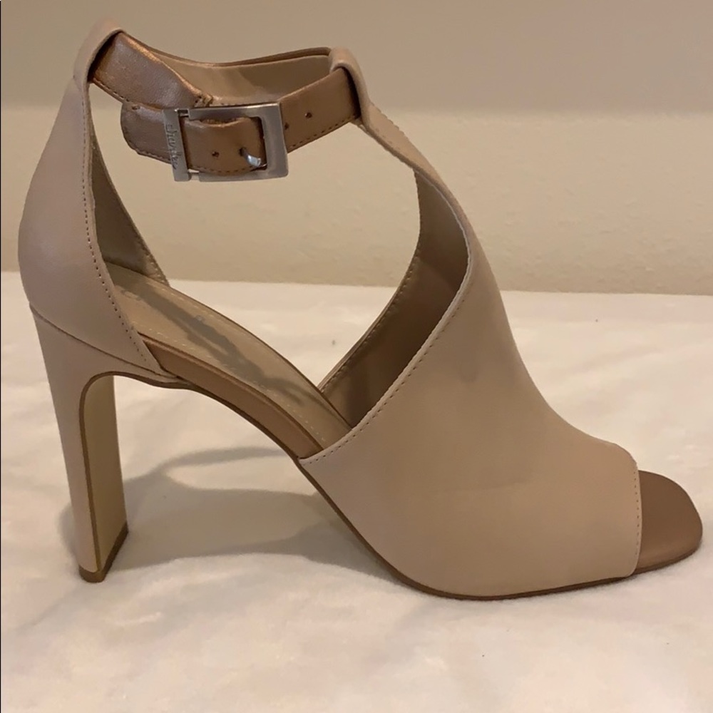 NWOT Charles David Nude heels